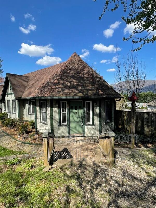 2 Bedroom in Historic Waynesville Apartment Building property image
