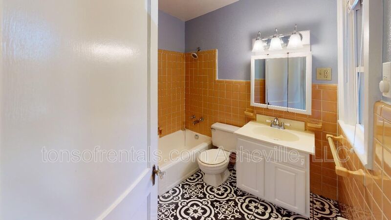 2 Bedroom in Historic Waynesville Apartment Building property image
